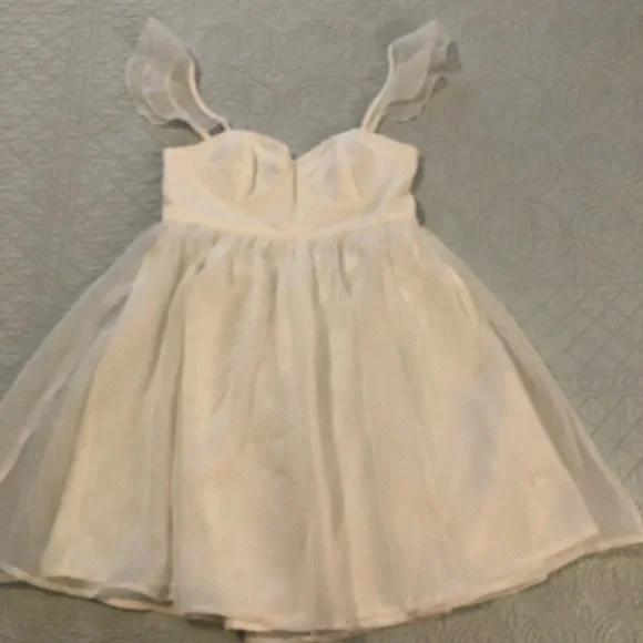 Le Lis white babydoll mini dress. Size small. NWT - Picture 3 of 10